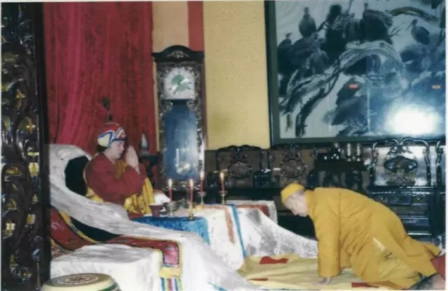 Dharma Master Qing Ding acknowledged H.H. Dorje Chang Buddha III as his master and beseeched for Buddha-dharma. 