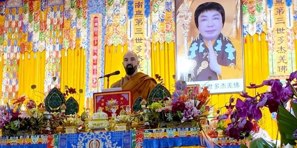 Photo Courtesy: Joyce Lee (Lotus Button Holy Guru Mozhi of the World Buddhism Association Headquarters delivered an opening speech at the Dharma Assembly)