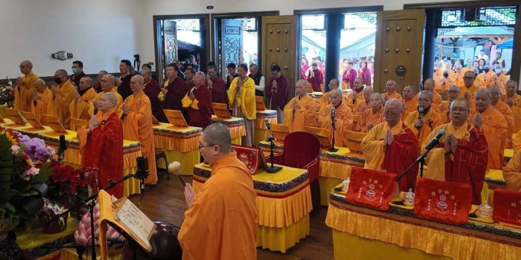 Photo Courtesy: Joyce Lee
Under the guidance of the Dharma Master Jiaozun Zhengda, Dharma Master Ruzun Ruohui, and other monastics, attendees paid homage to the Buddhas and recited The Buddha Speaks of Amitabha Sutra.